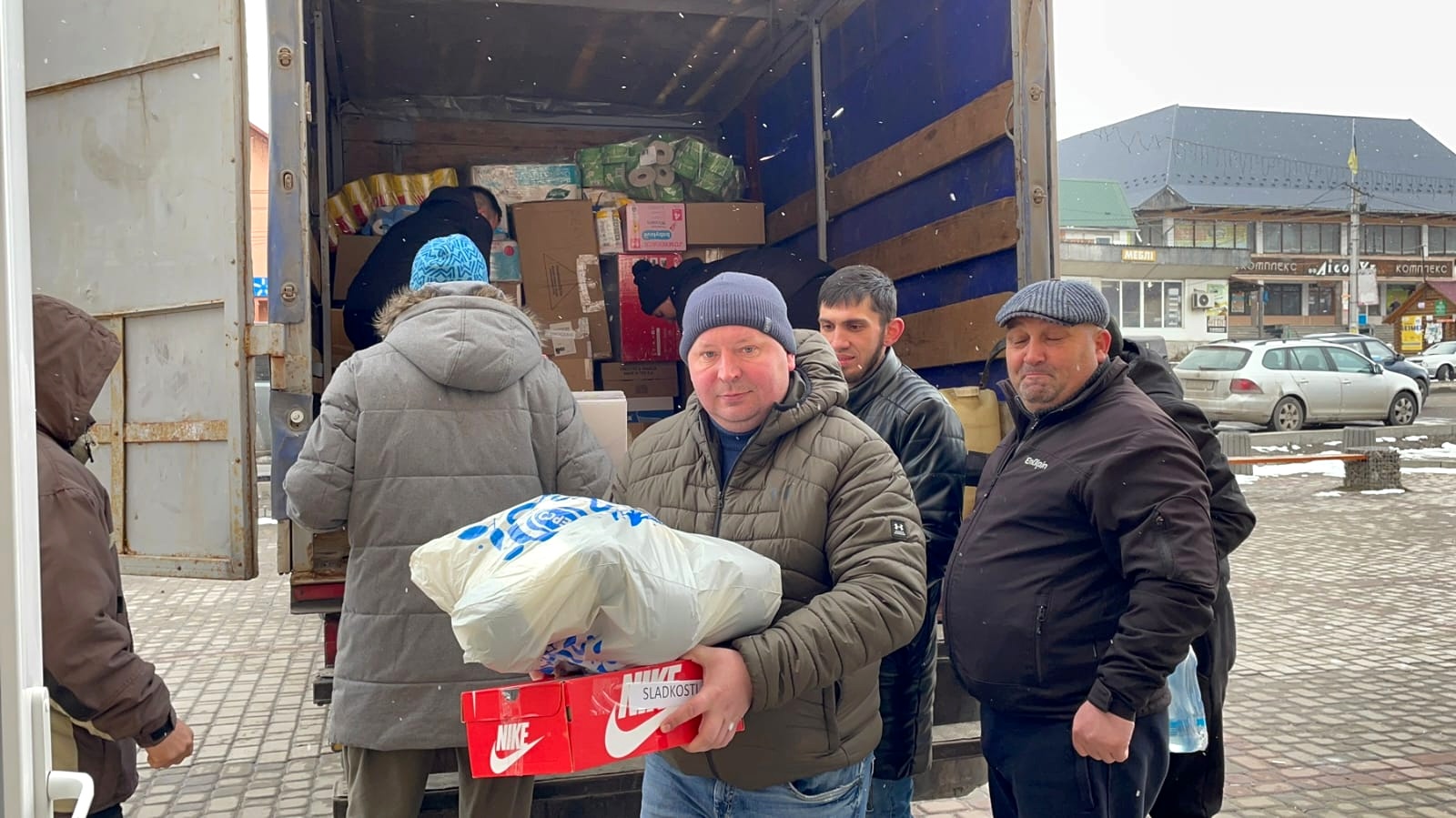 ZDRAVOTNIČTÍ ZÁCHRANÁŘI Z OBLASTNÍHO STŘEDISKA STRAKONICE USPOŘÁDALI HUMANITÁRNÍ SBÍRKU NA POMOC LIDEM Z UKRAJINY